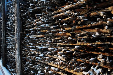 Karda ahşap dalların dokusu birbirinin üzerine yığılmış