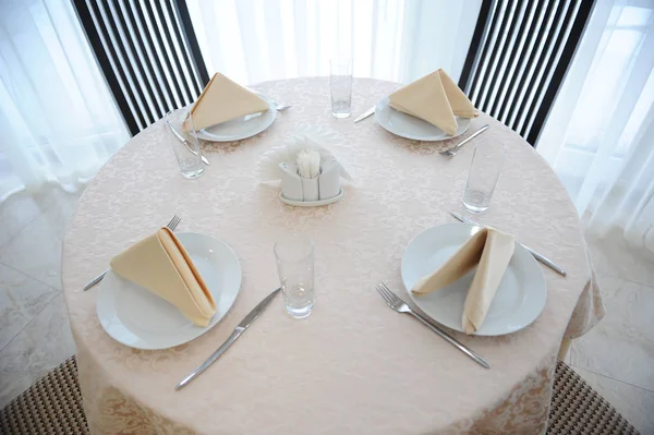 Tafel in het restaurant geserveerd voor vier personen. Lichte interieur — Stockfoto