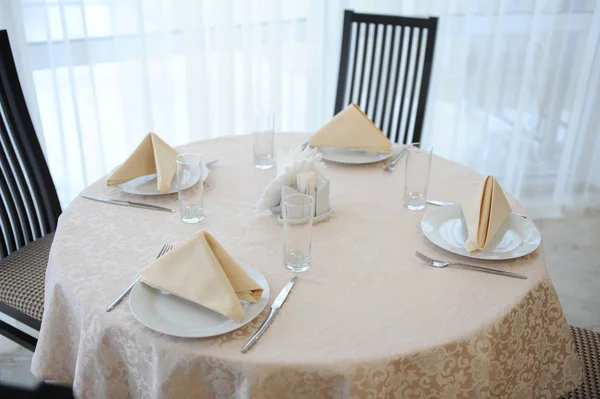 Tisch im Restaurant für vier Personen. helles Interieur — Stockfoto