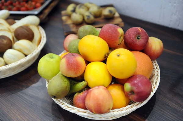 Cesti di pane e frutta sul tavolo buffet dell'hotel — Foto Stock