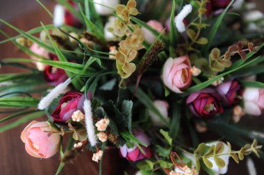 Ahşap arka plan üzerinde tasarım çiçek buketi