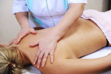 Geri masaj ve omuz yakın çekim. Masör tıbbi elbise