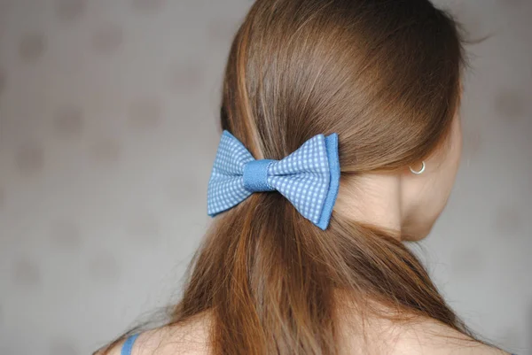 長い髪の女の子にブルー ジーンズ ヘアピン弓 — ストック写真