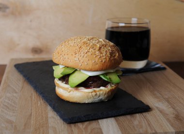 Hamburger ve bira mazisi temel beyaz sos teknede, cam ve çatal bıçak takımı ahşap bir gemide servis,