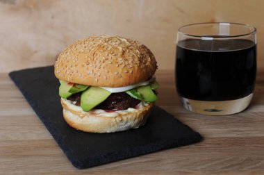 Hamburger ve bira mazisi temel üzerinde cam ve çatal bıçak takımı ahşap bir gemide servis,