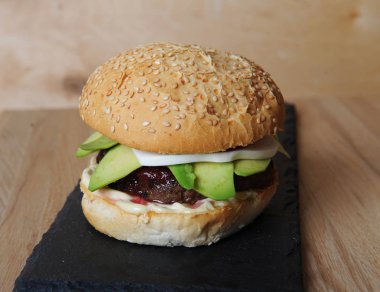 Burger closeup kayrak Bankası, cam ve çatal bıçak takımı ahşap bir gemide görev yaptı.