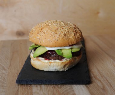 Burger closeup kayrak Bankası, cam ve çatal bıçak takımı ahşap bir gemide görev yaptı.