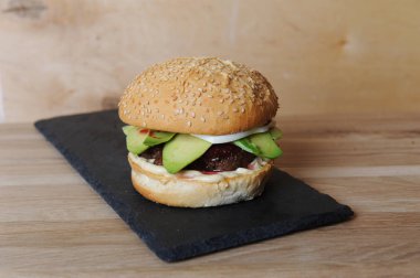 Burger closeup kayrak Bankası, cam ve çatal bıçak takımı ahşap bir gemide görev yaptı.