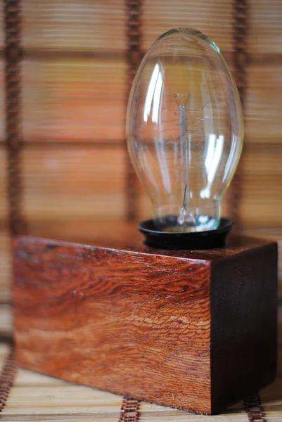 Houten rechthoekige lamp met een lamp van Edison. — Stockfoto