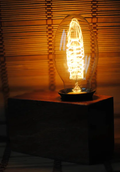 Lampada rettangolare in legno con lampada di Edison . — Foto Stock