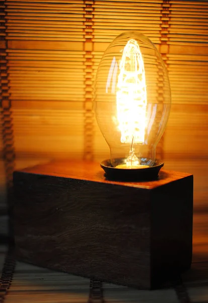 Houten rechthoekige lamp met een lamp van Edison. — Stockfoto