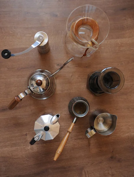 Obiekty dla alternatywnych kawy, piwa na brązowy powierzchni drewnianych — Zdjęcie stockowe