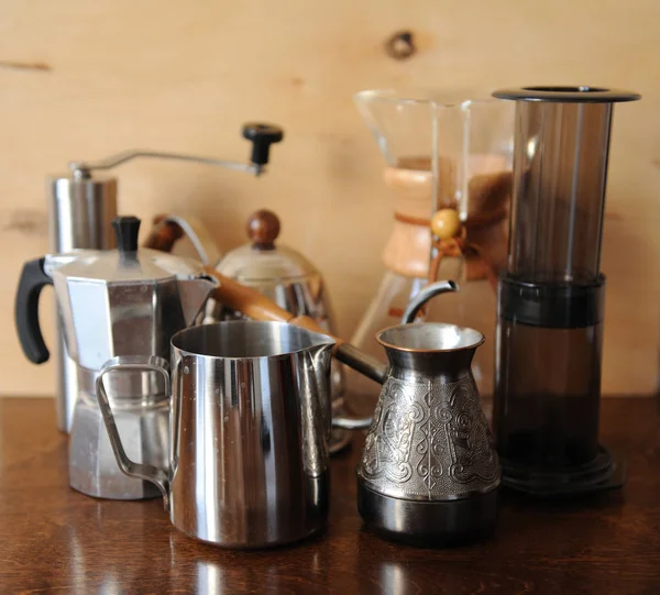 Objekte für alternatives Kaffeebrauen auf Holzgrund — Stockfoto