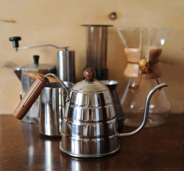 Objetos para la elaboración alternativa de café sobre un fondo de madera — Foto de Stock