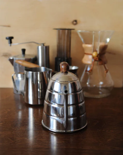 Objetos para la elaboración alternativa de café sobre un fondo de madera — Foto de Stock