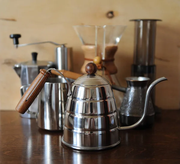 Objetos para la elaboración alternativa de café sobre un fondo de madera — Foto de Stock