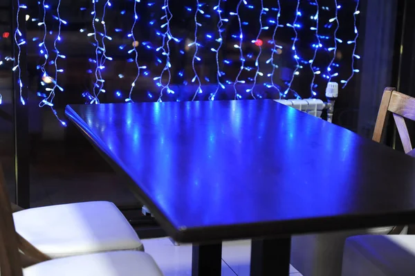 カフェのテーブル。Windows で点灯します。夜の時間 — ストック写真
