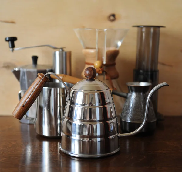 Предметы для варки альтернативного кофе на деревянном фоне Стоковое Фото
