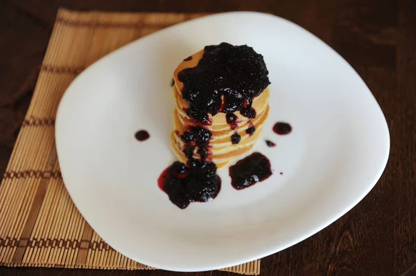 Hemmagjord söta pannkakor med frukt jam på en vit platta, ovanifrån med kopia utrymme — Stockfoto