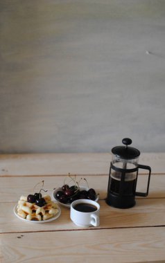 Waffle, kiraz ve Fransız basın kahve ahşap tablo