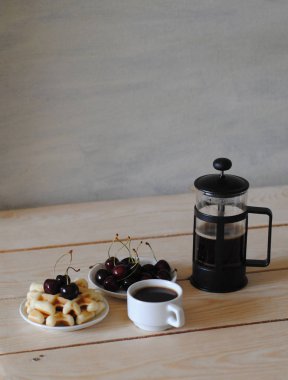 Waffle, kiraz ve Fransız basın kahve ahşap tablo