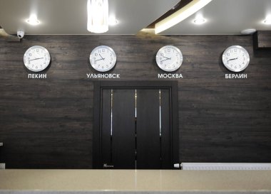 Duvar saatleri farklı saat dilimleri ile. Resepsiyonda otel