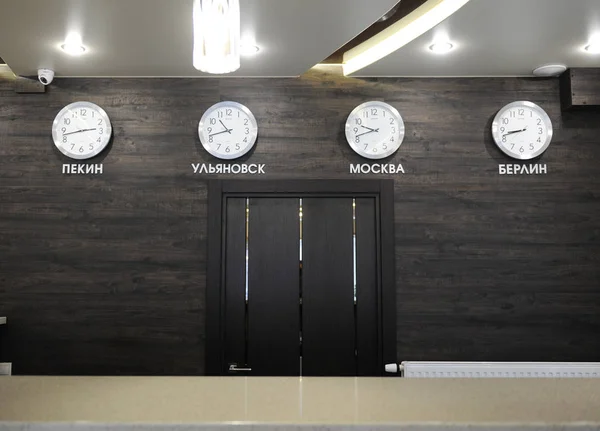 Wall clocks with different time zones. At the reception at the hotel — Stock Photo, Image