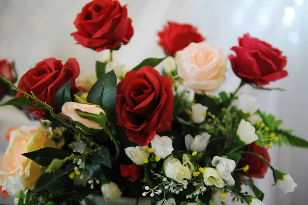 The bouquet of red and pink roses, close-up — Stock Photo, Image