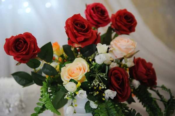The bouquet of red and pink roses, close-up — Stock Photo, Image
