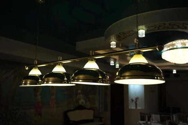 Lámparas en la mesa de billar. Iluminación en la oscuridad — Foto de Stock