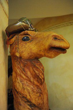 Deve, portre, heykeli kameraya bak