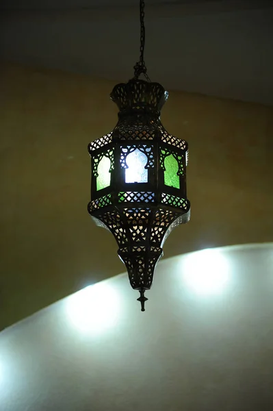 Lámpara de vidrio manchado en el techo — Foto de Stock