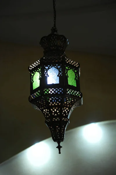 Gebrandschilderd glas lamp aan het plafond — Stockfoto