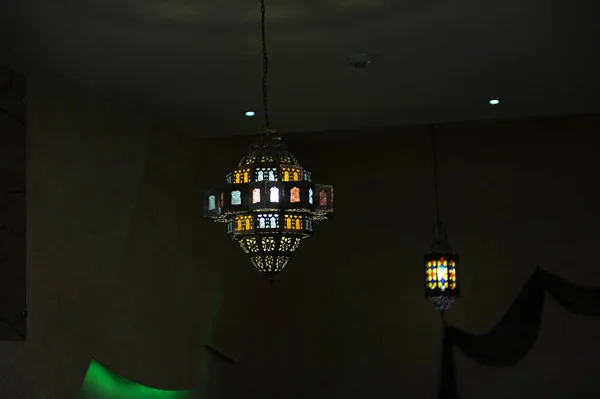 Lámpara de vidrio manchado en el techo — Foto de Stock