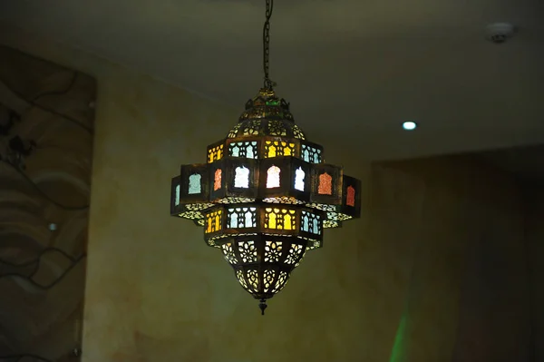 Gebrandschilderd glas lamp aan het plafond — Stockfoto