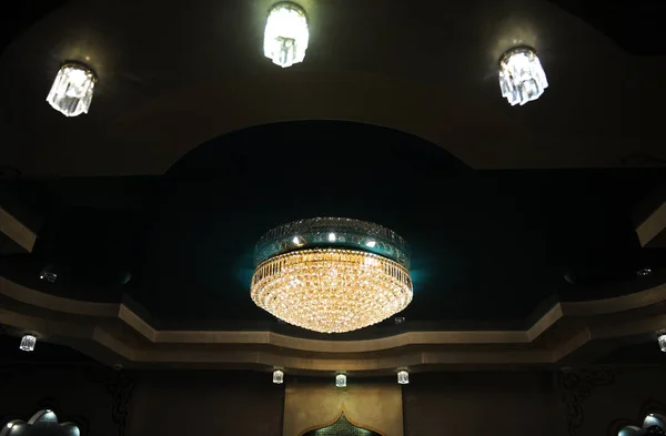 Gran lámpara de araña de lujo en el interior del restaurante — Foto de Stock