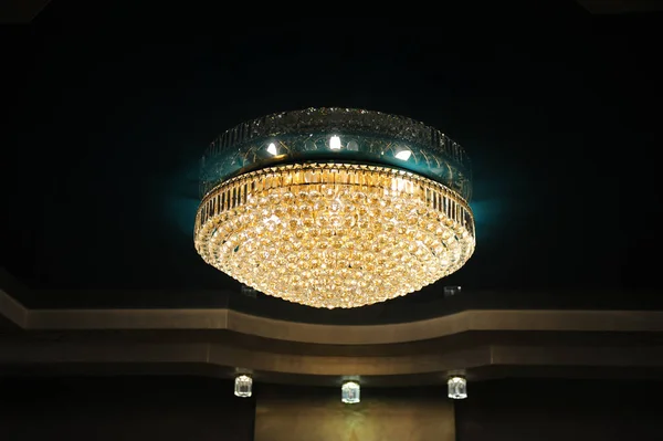 Gran lámpara de araña de lujo en el interior del restaurante — Foto de Stock