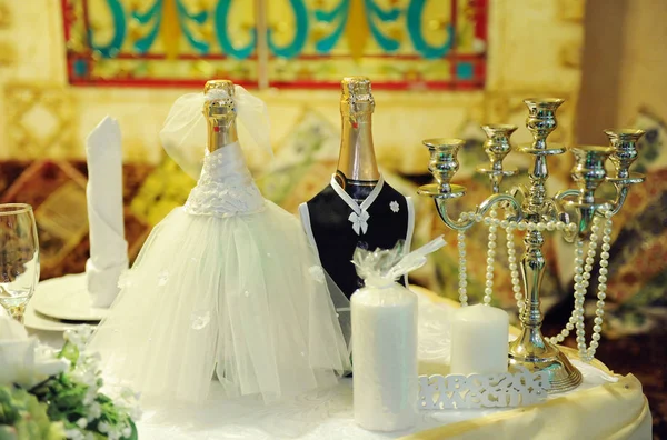 Vintage Kerzenleuchter im Hochzeitsdekor. Champagner in Kleidern von Braut und Bräutigam — Stockfoto