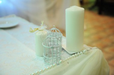 Beyaz masa dekorasyonu için restoranda yeni evliler. Arka ışık. Kalp perdelik