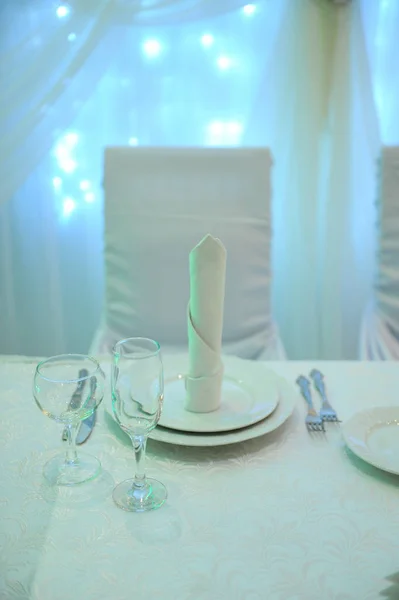 Decoración de mesa blanca para los recién casados en el restaurante. Retroiluminación. Cobija del corazón —  Fotos de Stock