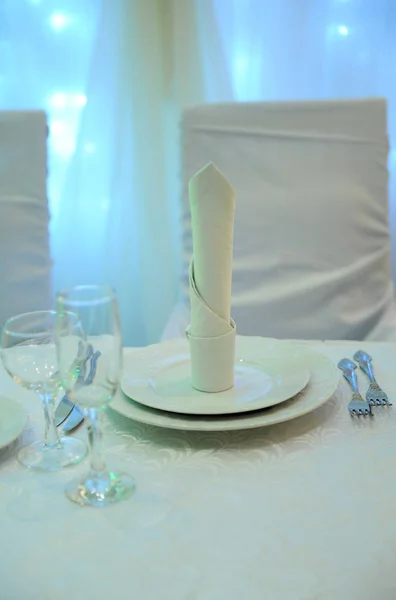 Weiße Tischdekoration für das Brautpaar im Restaurant. Gegenlicht. Herztuch — Stockfoto