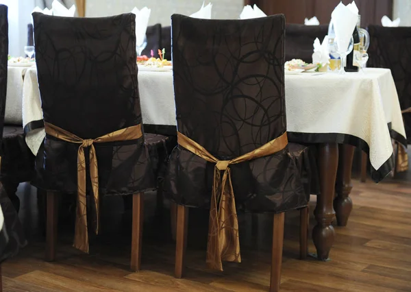 Brown draped chairs with bows at the restaurant — Stock Photo, Image