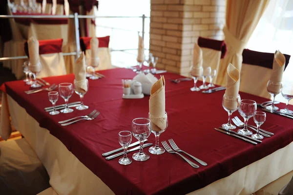 Serviert Tisch in einem Restaurant. Creme und kastanienbraune Farben. Verbeugung auf Stühlen — Stockfoto