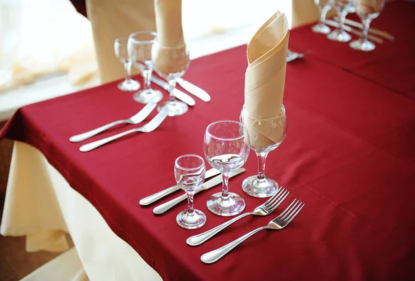 Mesa servida en un restaurante. Colores crema y granate. Arcos con cortinas en sillas. De cerca. — Foto de Stock