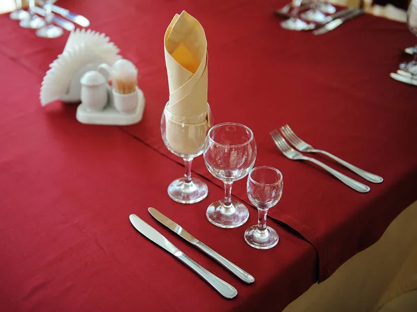 Serviert Tisch in einem Restaurant. Creme und kastanienbraune Farben. Verbeugung auf Stühlen. Nahaufnahme — Stockfoto