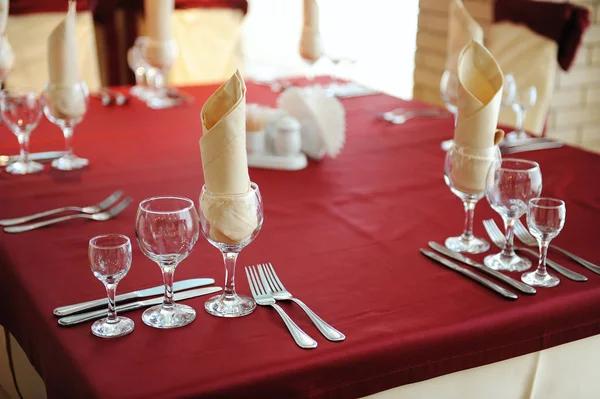 Serviert Tisch in einem Restaurant. Creme und kastanienbraune Farben. Verbeugung auf Stühlen. Nahaufnahme — Stockfoto