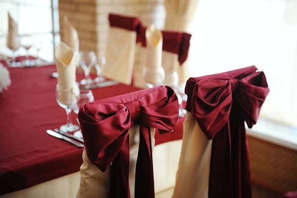 Serviert Tisch in einem Restaurant. Creme und kastanienbraune Farben. Verbeugung auf Stühlen. Nahaufnahme — Stockfoto