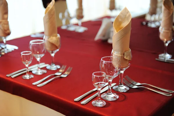 Serviert Tisch in einem Restaurant. Creme und kastanienbraune Farben. Verbeugung auf Stühlen. Nahaufnahme — Stockfoto