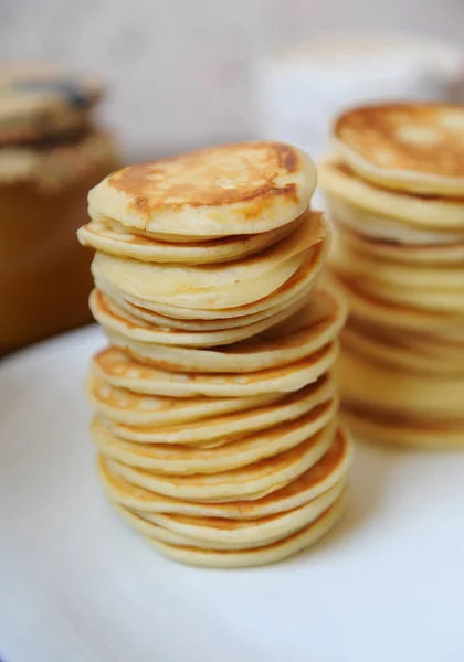 Panqueques en un primer plano de plato blanco — Foto de Stock