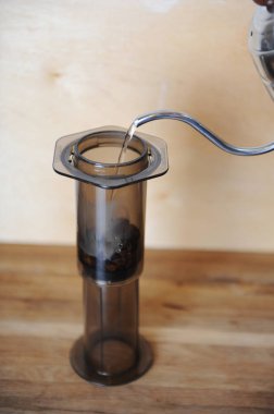 Nesneler için alternatif kahve bir ahşap arka plan üzerinde bira... özel kahve. Damla yapımcısı gelen su akışı dökülen